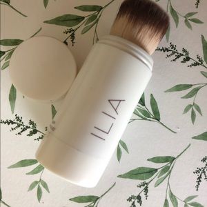 Makeup brush: Refillable and retractable